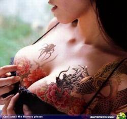 татуированная грудь девушки